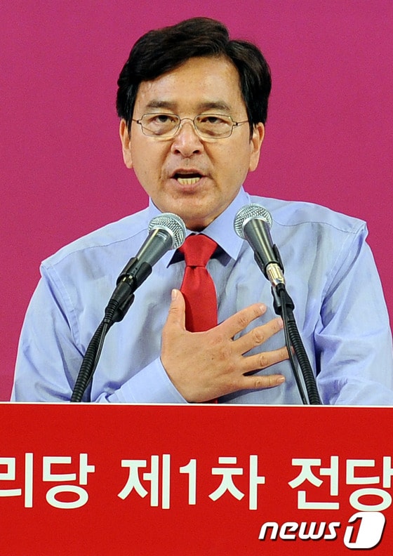 새누리당이 15일 오후 경기도 고양시 일산 킨텍스에서 새 당대표와 최고위원 선출을 위한 제1차 전당대회를 개최했다. 대표최고위원에 도전장을 던진 심재철 후보가 정견발표를 하고 있다2012.5.15/뉴스1 © News1 이광호 기자