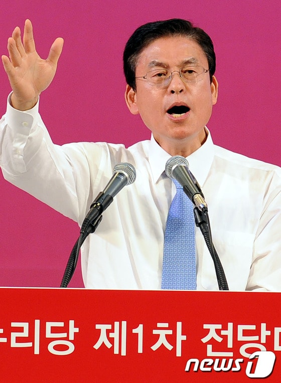 새누리당이 15일 오후 경기도 고양시 일산 킨텍스에서 새 당대표와 최고위원 선출을 위한 제1차 전당대회를 개최했다. 대표최고위원에 도전장을 던진 정우택 후보가 정견발표를 하고 있다2012.5.15/뉴스1 © News1 이광호 기자