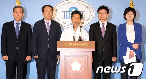 강기갑 통합진보당 비상대책위원장이 16일 서울 여의도 국회의사당 정론관에서 기자회견을 열고 당내 인사 4명으로 구성된 1차 비대위원을 소개하고 있다. 왼쪽부터 이홍우 당 노동위원장, 권태홍 전 국민참여당 사무총장,강 위원장,민병렬 부산시당 공동위원장,이정미 전 선대위 대변인.2012.5.16/뉴스1 © News1 이종덕 기자