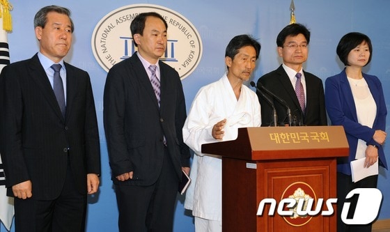 강기갑 통합진보당 비상대책위원장이 16일 서울 여의도 국회의사당 정론관에서 기자회견을 열고 당내 인사 4명으로 구성된 1차 비대위원을 소개하고 있다. 왼쪽부터 이홍우 당 노동위원장, 권태홍 전 국민참여당 사무총장,강 위원장,민병렬 부산시당 공동위원장,이정미 전 선대위 대변인.2012.5.16/뉴스1 © News1 이종덕 기자