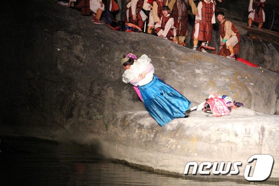 1593년 논개가 왜장 게야무라 로쿠스케를 끌어안고 진주 남강에 뛰어드는 장면을 재현한 논개제 모습.  (사진은 기사 내용과 무관함) / 뉴스1 ⓒ News1ⓒ News1