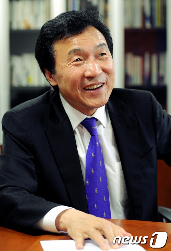 손학규 민주통합당 상임고문이 16일 국회 의원회관에서 뉴스1과 인터뷰를 갖고 현 정치 상황에 대한 입장을 밝히고 있다.2012.5.16/뉴스1 © News1 이종덕 기자
