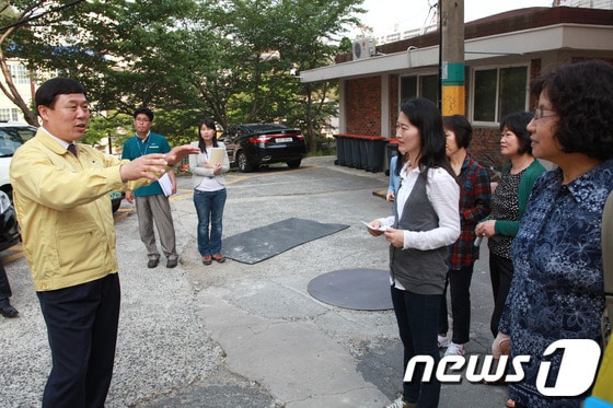 김종훈 울산 동구청장은 16일 구청에서 추진 중인 공동주택지원사업과 관련해 관내 한 아파트를 방문해 주민들에게 설명을 하고 있다. © News1