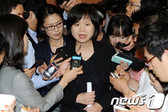 통합진보당 이정미 혁신비대위 대변인이 17일 오후 국회 정론관에서 순위비례 면담 결과 관련 브리핑을 마친뒤 취재진의 질문을 받고 있다. 이 대변인은 브리핑에서