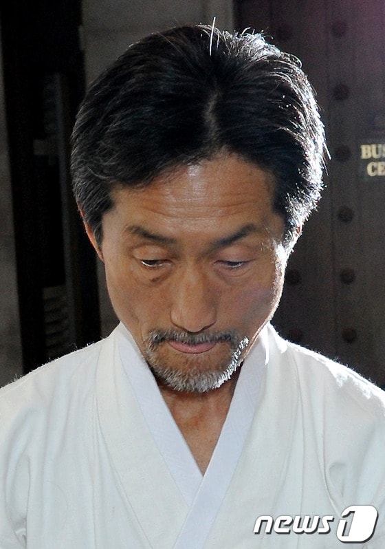 강기갑 통합진보당 혁신비대위원장이 17일 오후 서울 모처에서 사퇴압박을 받고 있는 김재연 비례대표 당선자와 만난 뒤 굳은 표정을 보이며 밖으로 나오고 있다. 2012.5.17/뉴스1 © News1 박정호 기자