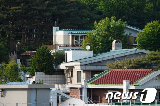 서울 연희동 전두환 전 대통령의 사저 경호동 모습. © News1 유승관 기자