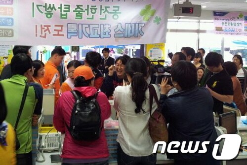 동전 한줄 탑 쌓기 대회가 열리고 있다 &#40;사진 거제축산농협 제공&#41; © News1 