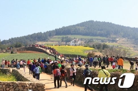 전남 완도군 청산도를 찾는 관광객이 계속 이어지고 있다. /사진제공=완도군 © News1