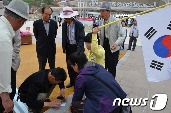 스마트폰 이용해 전시관을 예약하는 장면 © News1/김상렬기자