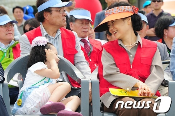 새누리당 박근혜 전 비대위원장이 19일 오후 서울 여의도 국회의사당 앞에서 열린 '국회 동심한마당' 행사를 찾아 어린이들과 대화하며 즐거운 시간을 보내고 있다. 2012.5.19/뉴스1 © News1 한재호 기자