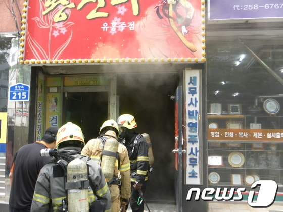 19일 오전 10시 58분께 울산 남구 신정동의 한 노래방에서 불이 나 출동한 소방대원들에 의해 26분만에 꺼졌다. 진화에 나선 소방대원. (울산시소방본부 제공) © News1