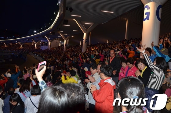 김장훈 라이브 콘서트에 열광하고 있는 관람객 © News1 /김상렬기자