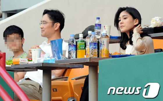 이재용 삼성전자 사장(왼쪽)과 이부진 호텔신라 대표가 20일 프로야구 삼성과 넥센의 경기가 열린 서울 목동야구장을 찾아 경기를 관전하고 있다. 2012.5.20/뉴스1 © News1 이광호 기자