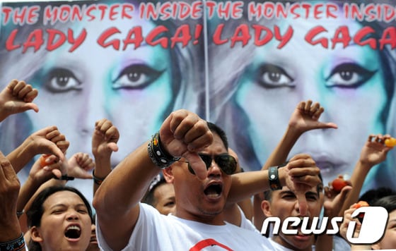 19일 필리핀 마닐라에서 레이디 가가의 공연을 반대하는 시위가 열렸다. ©AFP=News1