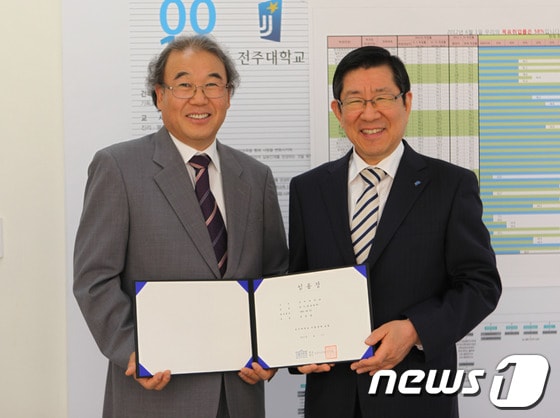 전주대학교는 21일 김연형 교수(좌)를 부총장으로 임명했다고 밝혔다./사진=전주대학교 제공© News1  