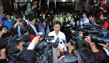 검찰이 통합진보당 비례대표 부정경선 의혹을 조사하며 당사를 압수수색하고 있는 가운데 21일 오전 서울 동작구 대방동 통합진보당사에 강기갑 비상대책위원장이 들어가며 취재진의 질문에 대답하고 있다. 2012.5.21/뉴스1 © News1   송원영 기자