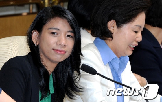 이자스민 새누리당 비례대표 당선자가 22일 오전 서울 여의도 국회에서 열린 100% 국민행복실천본부회의에서 진영 정책위의장의 모두 발언을 바라보고 있다. 2012.5.22/뉴스1 © News1 박정호 기자