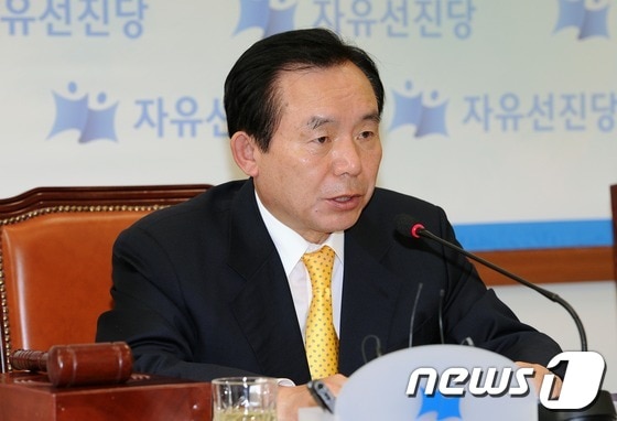 자유선진당 이인제 비상대책위원장이 22일 서울 여의도 국회의사당에서 열린 비상대책위원회 전체회의에서 모두발언 하고 있다. 자유선진당은 이날 회의에서 새 당명을 결정하고 당헌 당규도 개정한다. 2012.5.22/뉴스1 © News1 이종덕 기자