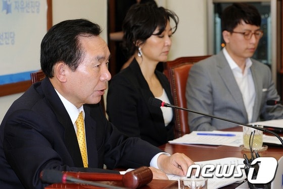 자유선진당 이인제 비상대책위원장이 22일 서울 여의도 국회의사당에서 열린 비상대책위원회 전체회의에서 모두발언 하고 있다. 자유선진당은 이날 회의에서 새 당명을 결정하고 당헌 당규도 개정한다. 2012.5.22/뉴스1 © News1 이종덕 기자