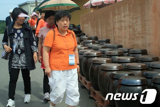 울산지역 각종 축제들에 대한 방문객수 뻥튀기가 심각하다는 지적이다. 사진은 최근 막을 내린 2012울산옹기축제 개막을 하루 앞두고 행사장을 찾은 관람객들의 모습.  © News1 변의현 기자