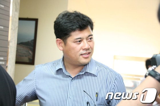 허위사실유포 혐의에 대한 조사를 받기 위해 25일 오후 전주지방검찰청을 찾은 민주통합당 박민수(진안,무주,장수,임실) 당선자. © News1  