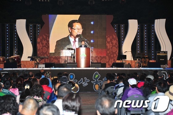 2012 울산옹기축제 개막식이 25일 울산 울주군 온양읍 외고산옹기마을 일원에서 열린 가운데 신장열 울주군수가 환영 인사말을 하고 있다. (울산 울주군청 제공) © News1