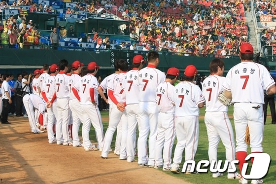 KIA 타이거즈 이종범의 은퇴식이 열린 26일 광주 무등경기장에서 후배 선수들이 모두 이종범의 이름과 등번호 7번이 적힌 유니폼을 입고 LG 트윈스와 경기에 출전했다. © News1   김태성 기자