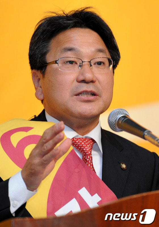 27일 제주시 중소기업지원센터에서 열린 민주통합당 제주특별자치도당 임시대의원대회 및 당대표-최고위원 선출대회에서 강기정 당대표 후보가 후보자 발언을 하고 있다. 2012.5.27/뉴스1 © News1 박세연 기자