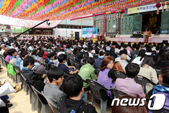 자승 조계종 총무원장이 28일 서울 종로구 견지동 조계사에서 열린 불기2556년 부처님 오신날 봉축법요식에서 봉축사를 하고 있다. 2012.5.28/뉴스1 © News1 박세연 기자