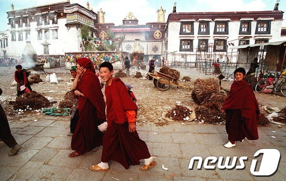 조캉 사원 앞을 지나가고 있는 티베트 불교 승려들(자료사진).© AFP=News1 