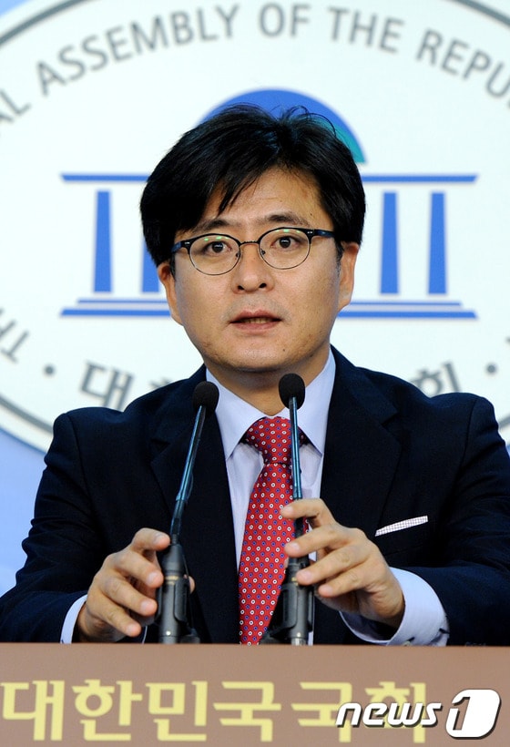          박원석 통합진보당 새로나기 특별위원장이 29일 국회 정론관에서 특위 구성경과와 쟁점토론회 기획안 등 활동계획에 대한 브리핑을 하고 있다.  2012.5.29/뉴스1 © News1 박정호 기자