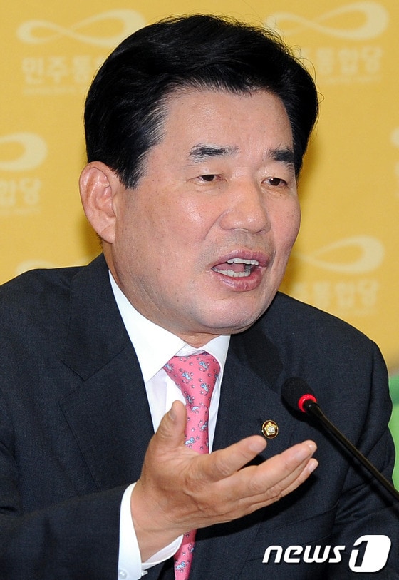 민주통합당 김진표 원내대표가 3일 오전 국회 원내대표실에서 고별 기자회견을 하고 있다.2010.5.3/뉴스1 © News1 이광호 기자