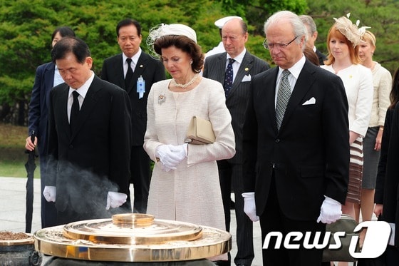 스웨덴 국가원수로는 최초로 국빈 방한중인 칼 구스타프 16세 스웨덴 국왕과 실비아 왕비가 30일 오전 서울 동작동 국립현충원을 찾아 참배하고 있다. 스웨덴은 6.25 전쟁 당시 UN군에 참여해 야전 병원단을 파견했다. 2012.5.30/뉴스1 © News1   한재호 기자