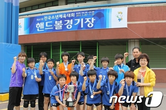 무안 해제초 핸드볼팀이 전국소년체전에서 은메달을 차지한 뒤 기념촬영을 하고 있다. /사진제공=전남도교육청 © News1