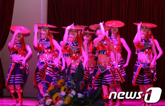 중국 동북사범대학 예술단이 타이족의 민족무용을 평치고 있다./사진제공=계명대© News1 