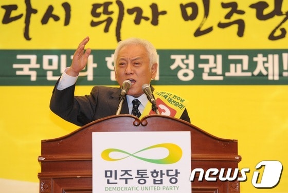 민주통합당 김한길 당대표 후보가 지난달 31일 전북 전주시 웨딩캐슬에서 열린 전북도당 임시대의원대회 및 당대표·최고위원 선출대회에서 정견 발표를 하고 있다. 2012.5.31/뉴스1 © News1 오대일 기자