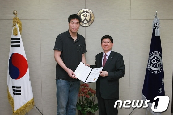 31일 서장훈 선수가 정갑영 연세대 총장을 만나 장학금 2억원을 전달하고 있다. © News1 