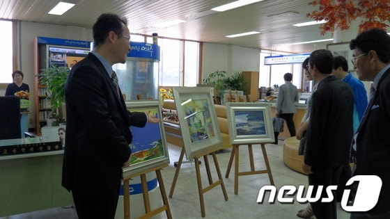 전남 여수시청 민원실이 사라져 가는 여수풍경을 담은 그림 작품을 전시해 눈길을 끌고 있다./사진제공=여수시청© News1 