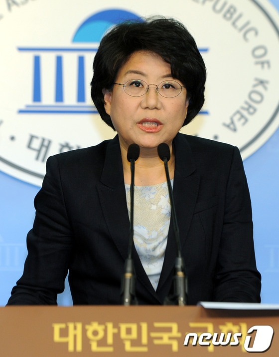 새누리당 이혜훈 의원이 4일 오후 서울 여의도 국회에서 전당대회 출마 기자회견을 열고 있다. 2012.5.4/뉴스1 © News1 양동욱 기자