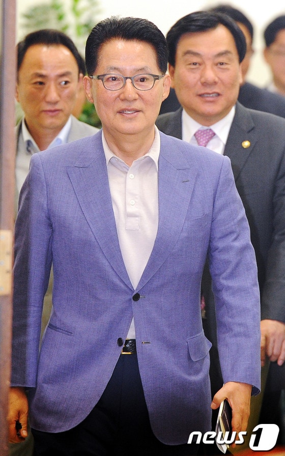 민주통합당 원내대표로 선출된 박지원 비상대책위원장과 원내수석부대표로 임명된 박기춘 의원이 6일 오전 국회에서 열린 기자간담회에 참석하고 있다.2012.5.6/뉴스1 © News1 이광호 기자