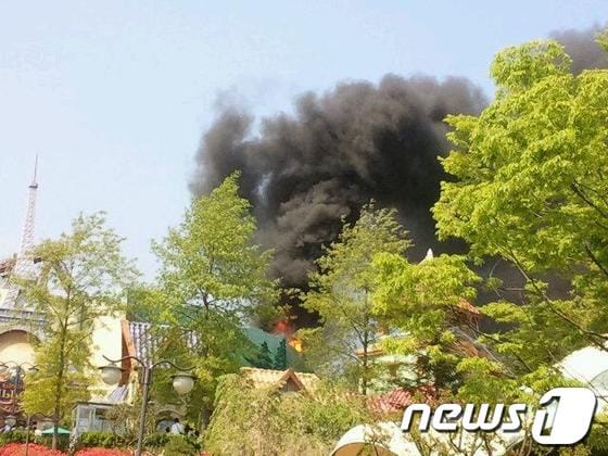 6일 오후 2시30분께 경기 용인 에버랜드 놀이시설 지구마을에서 화재가 발생해 검은연기가 치솟고 있다. 에버랜드 관계자는 