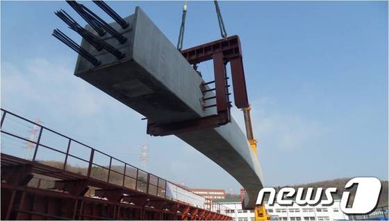 극동건설 등이 최근 개발한 콘크리트 거더(보). (제공=극동건설) © News1  