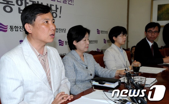 통합진보당 비례대표 부정선거가 밝혀지며 당권파와 비당권파 간의으로 대립으로 당의 존립마저 위태로운 가운데 7일 오전 서울 여의도 국회 의정지원단에서 열린 대표단회의에서 조준호 공동대표가