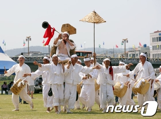 제55회 밀양아리랑대축제에서 무형문화재 밀양백중놀이가 시연되고 있다..(밀양시 제공)© News1