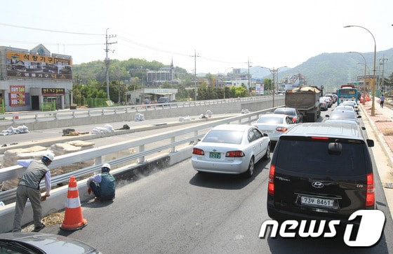 여수세계박람회 개막을 5일 앞둔 7일 엑스포 행사장으로 진입하는 여수석창 교차로는 여전히 공사가 진행중이다. © News1 김태성 기자