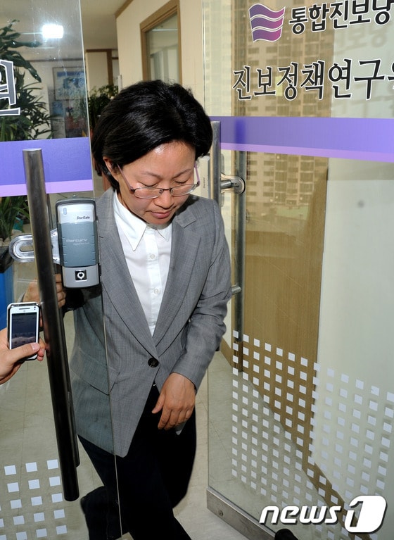 통합진보당 비례대표 부정선거 의혹을 둘러싸고 당내 내홍이 격화되고 있는 가운데 7일 오후 서울 영등포 대방동 당사에서 열린 대표단-당선자 간담회 중 김미희 당선자가 회의장 밖으로 나오고 있다. © News1 박정호 기자