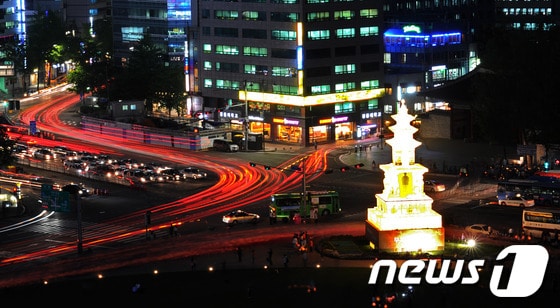 불기 2556년 부처님오신날을 앞둔 7일 저녁 서울시청 앞 서울광장에서 부처님오신날 봉축 장엄등 점등식이 봉행되고 있다. 오는 28일까지 서울광장을 환하게 밝힐 봉축등은 국보 제35호 화엄사 사사자삼층석탑을 원형으로 삼아 제작됐다. 올해 부처님오신날의 표어는 '마음에 평화를, 세상에 행복을'이다. 2012.5.7/뉴스1 © News1   오대일 기자