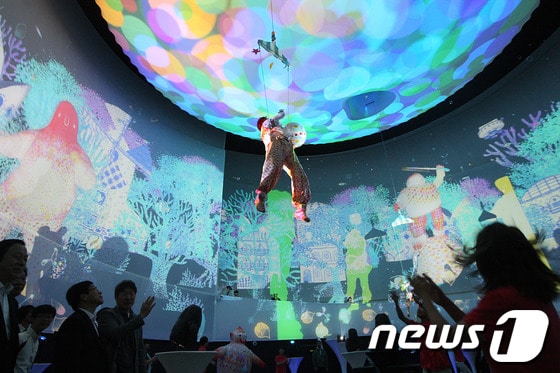 여수 박람회장 포스코관에서 관계자들이 공간 예술 퍼포먼스를 벌이고 있다. © News1 머니투데이 홍봉진 기자
