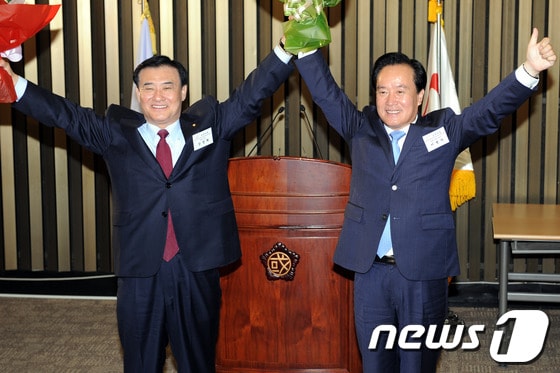 1일 오후 국회에서 열린 국회의장 및 부의장 후보자 선출을 위한 새누리당 의원총회에서 국회의장 후보와 부의장 후보로 선출된 강창희(왼쪽),이병석 의원이 손을 맞잡아 들어보이며 인사하고 있다.2012.6.1/뉴스1 © News1 이광호 기자