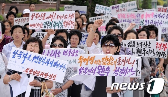 탈북자단체 회원들이 11일 국회의사당 앞에서 임수경 의원을 규탄하는 구호를 외치고 있다. 2012.6.11/뉴스1 © News1 박철중 기자